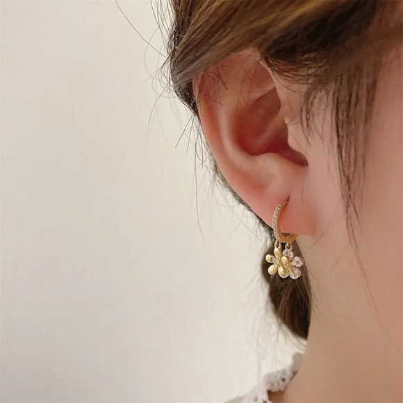 New, Cute Flower Hoop Earrings - Picture 3 of 4
